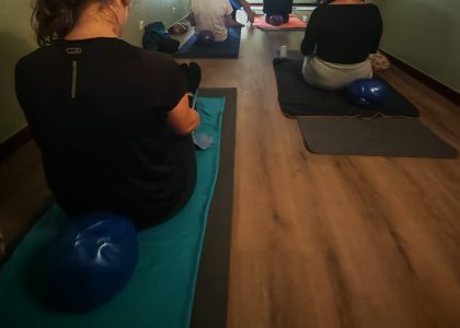 Cours de Pilates en petits groupes à Aurillac – séance de renforcement et respiration.