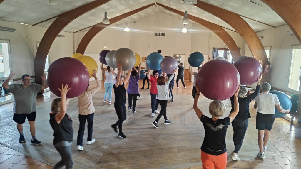 Séance sportive de groupe sur mesure à Aurillac – activité collective bien-être.