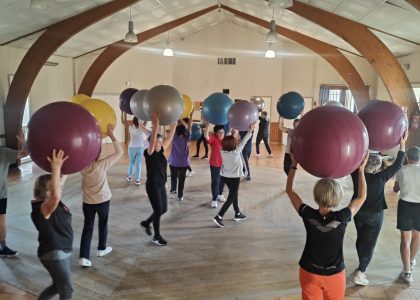 Séance sportive de groupe sur mesure à Aurillac – activité collective bien-être.